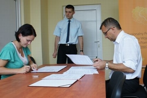 Umowy została podpisana między burmistrzem Gniewkowa Adamem Roszakiem i panią dyrektor Departamentu Wdrażania RPO Kamilą Radziecką