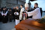 Kraków. Rozpoczęły się uroczystości pogrzebowe śp. biskupa Tadeusza Pieronka. Potrwają dwa dni [ZDJĘCIA]