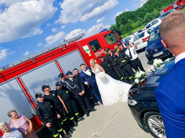 Oprawa weselna w strażackim stylu. Druhowie z OSP Wasilków przygotowali swojemu prezesowi jego wybrance niezapomnianą niespodziankę