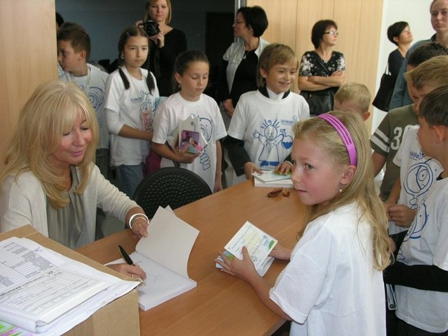 Pierwsze wpisy do indeksów w nowym roku akademickim  młodzi studenci otrzymali od Anny Marii Wesołowskiej.