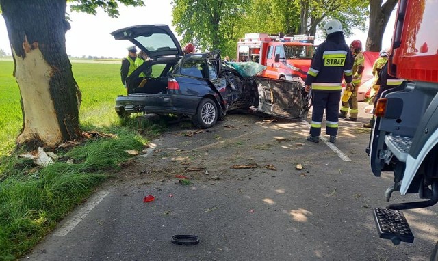Kierowca zginął na miejscu. To 29-letni mieszkaniec powiatu włocławskiego.Przejdź do kolejnego zdjęcia --->