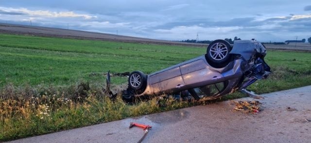 W Dzierszynie dachował samochód. Cztery osoby w szpitalu. 22-latek stracił panowanie nad kierownicą? Zobacz zdjęcia