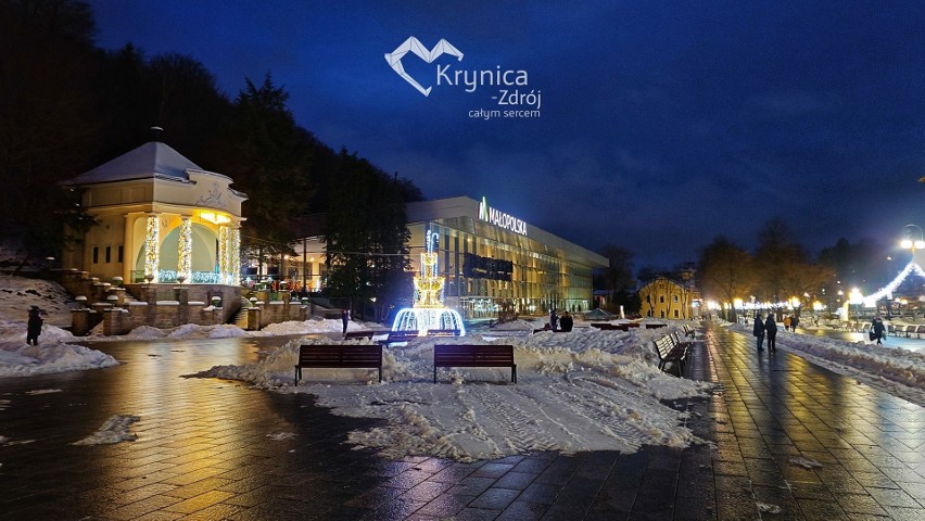 "Sądeckie Krupówki" gotowe na święta. W Krynicy-Zdroju jest śnieg i kolorowe iluminacje. W te święta ma być najazd turystów