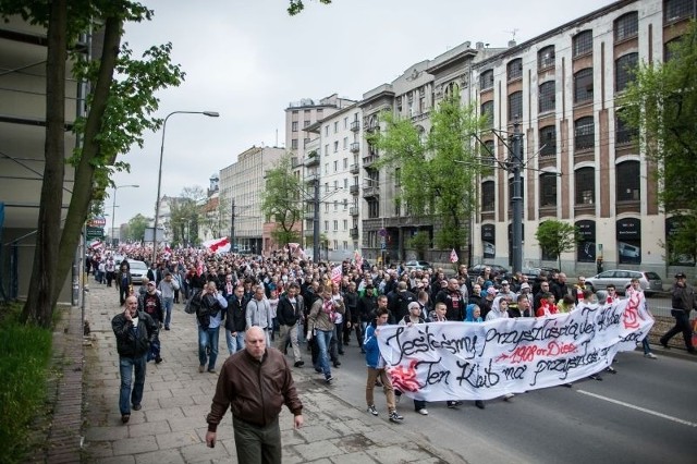 Kibice ŁKS w drodze na plac Wolności