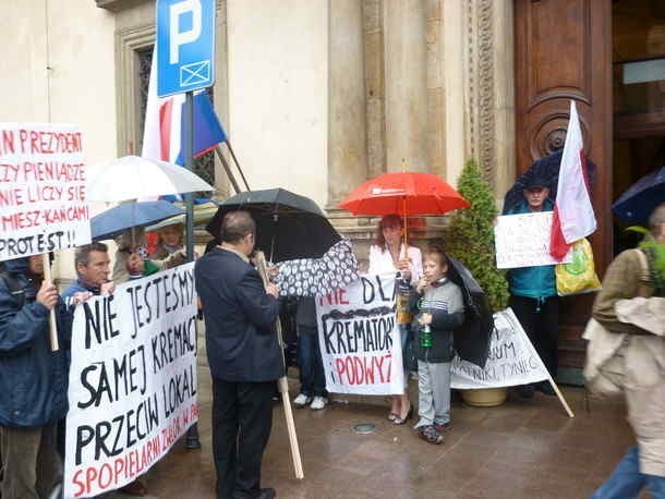 Przeciwnicy przeciwnicy budowy spopielarni zwłok obok cmentarza w Podgórkach Tynieckich protestują od dawna. Na zdjęciu protest przed magistratem w 2011 r.