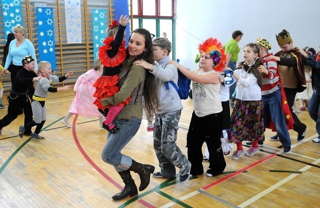 Maluchy z klas nauczania początkowego bawiły się na sali gimnastycznej w godzinach porannych. Późnym popołudniem, między 16 a 18, odbył się natomiast bal dla starszych dzieci z klas IV, V i VI.