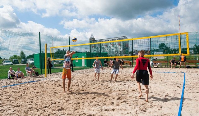 W sobotę odbyło się sportowe rozpoczęcia lata w koszalińskiej Wodnej Dolinie. W turnieju siatkówki plażowej wzięło udział szesnaście zespołów.Zobacz także: Turniej w siatkówce plażowej na otwarcie sezonu w Wodnej Dolinie w Koszalinie