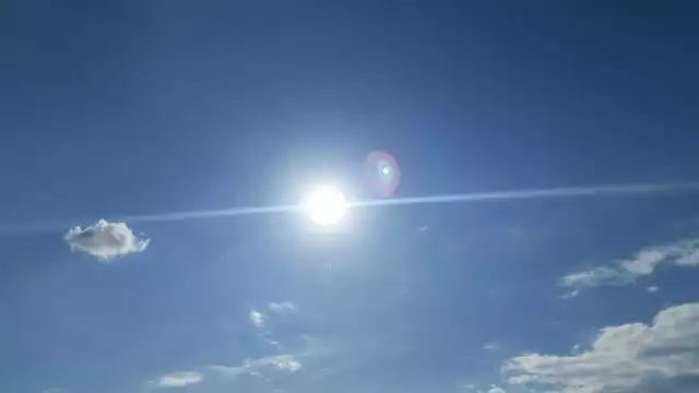Zdjęcie zrobione w podkieleckim Sukowie. Kolorowa aureola wokół nietypowej białej plamki na niebie obok Słońca. Zdjęcie bardzo dobrej jakości, co pozwala powiększyć szczegóły. Ekspert mówi, że to wygląda jak dziwny obiekt.