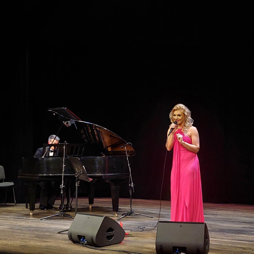 Fenomenalny koncert "Villas o miłości” w Solcu-Zdroju. Na scenie Joanna Nawrot i Paweł Zawada. Zdjęcia