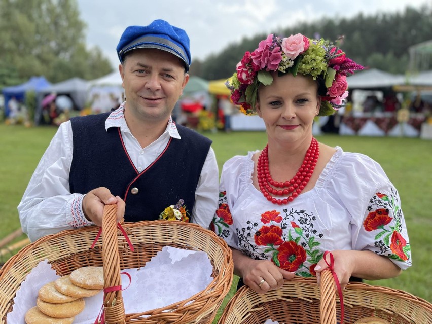 Dożynki w Wólce Tarłowskiej. Rolnicy z gminy Tarłów pięknie świętowali. Była msza, korowód i dzielenie chlebem. Zobaczcie zdjęcia