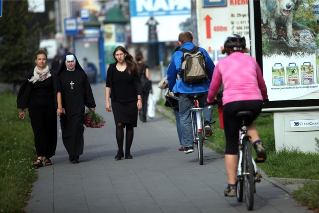 Rowerzyści jeżdżą wzdłuż al. 29 listopada bardzo szybko, przez co stwarzają zagrożenie dla pieszych - pisze pani Monika. Zdjęcie z września 2014 r.