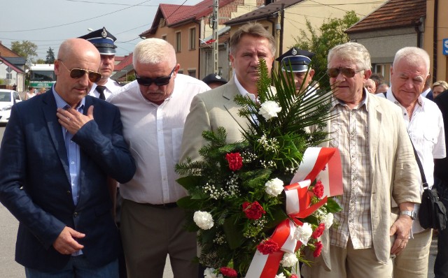 Marian Nowacki (w środku) - wraz z członkami rodziny i przyjaciółmi - złożył wieniec przed Pomnikiem Ofiar Pacyfikacji podczas niedzielnych uroczystości w Skalbmierzu.