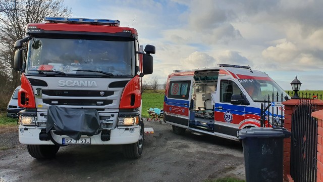 Do zdarzenia doszło w piątek około godz. 13 w Buszkowiczkach pod Przemyślem. Na jednej z posesji, gdzie znajduje się warsztat samochodowy, auto spadło z podnośnika na mężczyznę. Poszkodowany został wyciągnięty przez osoby, które go znalazły. Na miejscu zjawili się strażacy z PSP Przemyśl i OSP KSRG Bolestraszyce oraz pogotowie ratunkowe. Podjęto reanimację. Karetka zabrała mężczyznę do szpitala.   Okoliczności zdarzenia ustalają policjanci.Aktualizacja godz. 18:2750-letni mieszkaniec pow. przemyskiego w ciężkim stanie przebywa w szpitalu.Zobacz też: 6-letni chłopiec został przygnieciony przez sygnalizator. Skutek kolizji dwóch samochodów