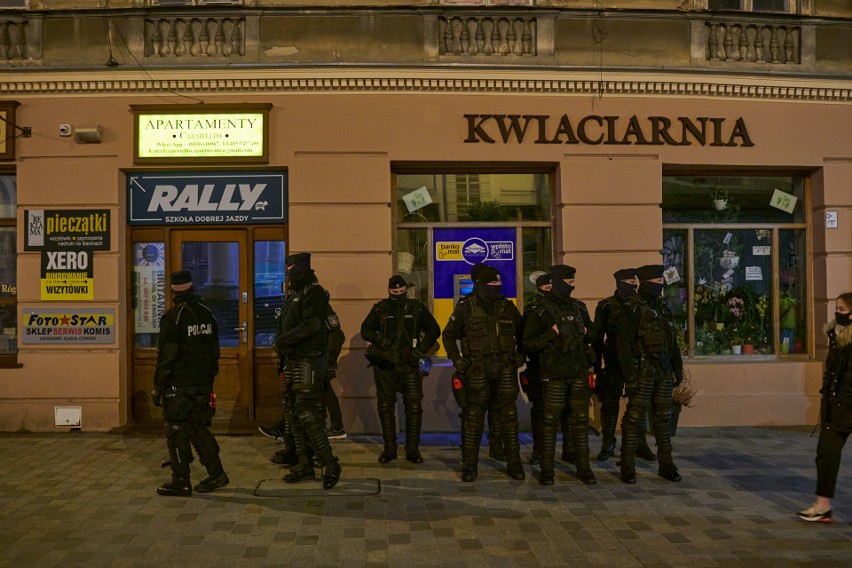 Zanieśli znicze i chryzantemy przed siedzibę Prawa i Sprawiedliwości. „Strajk Kobiet” w dniu Wszystkich Świętych. Zobacz zdjęcia