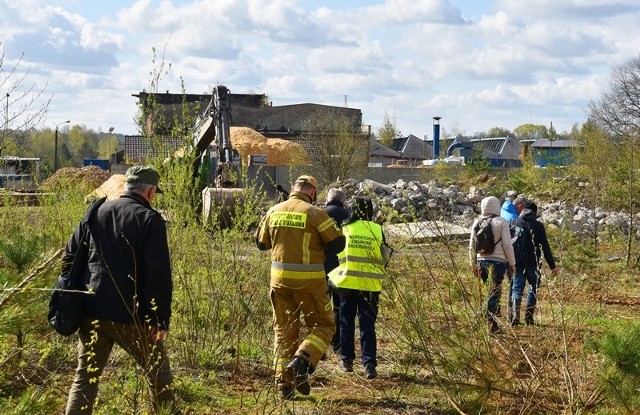 W środę 26 kwietnia rozpoczęło się usuwanie zanieczyszczonej ziemi, skąd ropopochodna substancja zaczęła przeciekać do Białej Przemszy Zobacz kolejne zdjęcia/plansze. Przesuwaj zdjęcia w prawo naciśnij strzałkę lub przycisk NASTĘPNE