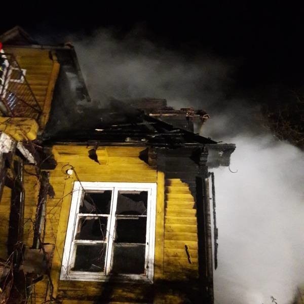 Piwniczna Zdrój. Sześć straży pożarnych gasiło ogień trawiacy drewniany budynek