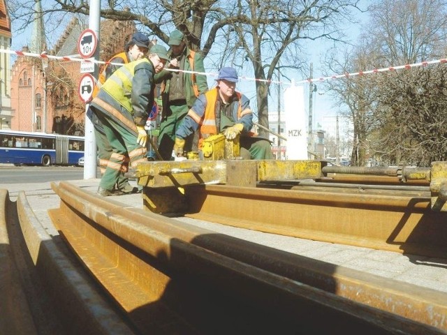 Bydgoszcz. Przygotowania do naprawy uszkodzonego torowiska już ruszyły