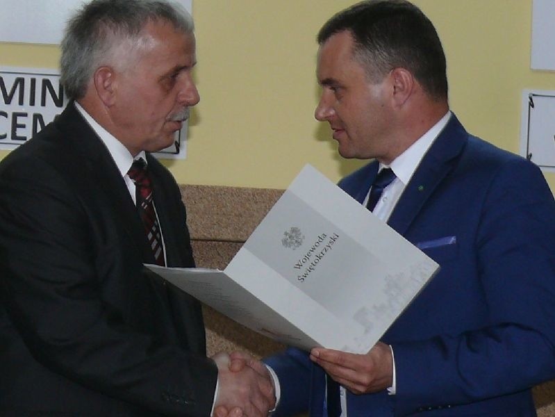 Wicewojewoda świętokrzyski Grzegorz Dziubek (z prawej)...