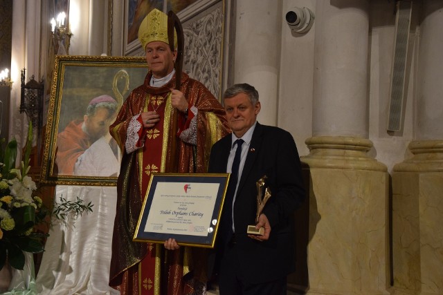 Uroczyste wręczenie nagrody Viventi Caritate odbyło się w piątek, 18 października w radomskiej katedrze. Laureatem została kanadyjska fundacja Polish Orphans Charity. Wydarzenie poprzedziła msza święta w imieniu zmarłego biskupa i patrona nagrody, Jana Chrapka. Na zdjęciu od lewej: od lewej biskup Tomasz Turzyński i Krzysztof Gajewski z Polish Orphans Charity.