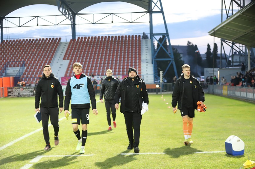 3. liga. Piłkarze KSZO 1929 Ostrowiec wygrali derby z Koroną II Kielce 2:0. Nie doszło do pojedynku braci Radosława i Kamila Sylwestrzaka  