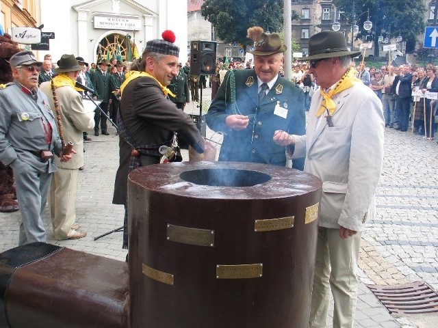 Tradycyjne rozpalenie fajki - pomnika, obok Muzeum Dzwonów i Fajek w Przemyślu.