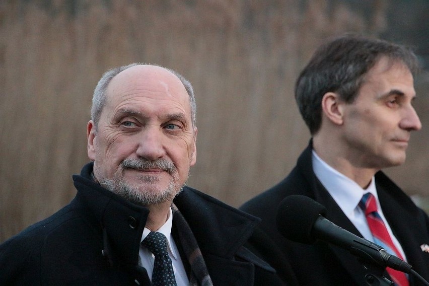 Minister Obrony Antoni Macierewicz i ambasador USA w Polsce...