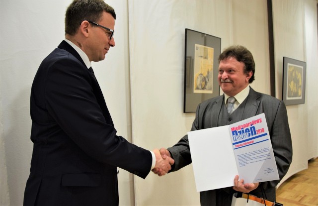 W poniedziałek, Tadeusz Zakrzewski odbierał nagrodę i gratulacje w Toruniu, a w sobotę w klubie Akcent przyjął gratulacje od Marka Sikory, wiceprezydenta Grudziądza