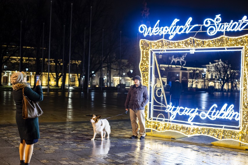 Świąteczny czas w Lublinie. Mieszkańcy wyszli na spacery. Zobacz miasto nocą 