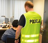 Gdańska policja złapała na gorącym uczynku oszustkę. Okazała się nią poszukiwana listami gończymi 22-latka