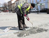 Praca znów wre na Rynku Głównym. W niecały rok po jego przebudowie