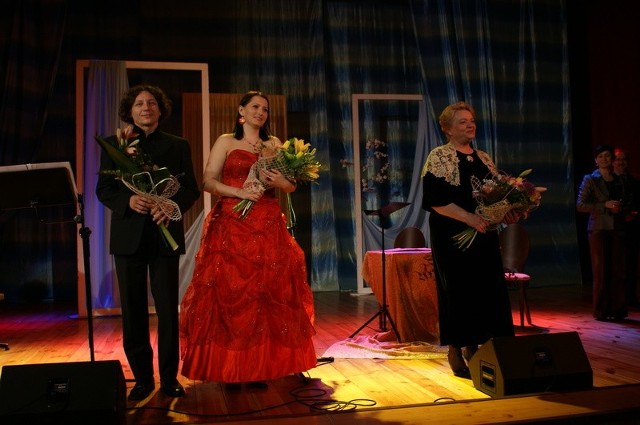 Znana aktorka Anna Seniuk (od prawej), Anna Adamiak, śpiewaczka operowa i operetkowa oraz pianista Robert Kulasa wystąpili w Lipskim Centrum Kultury. 