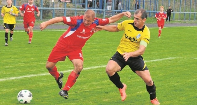  Mateusz Witkowski (z lewej) strzelił gola Orliczowi. W niedzielę jedzie z Granatem do Żelisławic.