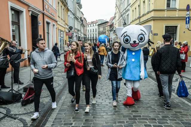 W sobotę, 12 października odbyło się Święto ulicy Długiej. Dla mieszkańców przygotowano wiele atrakcji, m.in. występy artystyczne, degustacje, atrakcje dla dzieci oraz specjalne akacje rabatowe. Oprócz tego w programie znalazły się występy artystyczne: uczestnika programu The Voice of Poland – Maksymiliana Łapińskiego, zespołu Bromberg Brass i Młodzieżowej Orkiestry Dętej Zespołu Szkół Elektronicznych w Bydgoszczy.Zobaczcie zdjęcia z wydarzenia >>Smaki Kujaw i Pomorza odcinek 8