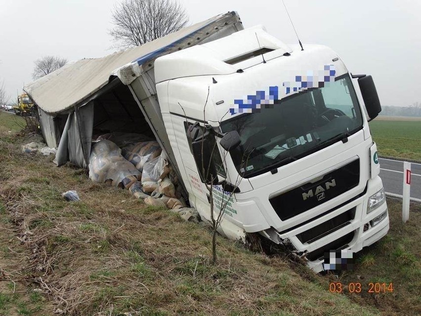 Tir wpadł do rowu.