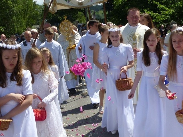 Ponad 30 dziewczynek z suchedniowskiej parafii sypało kwiaty podczas procesji.