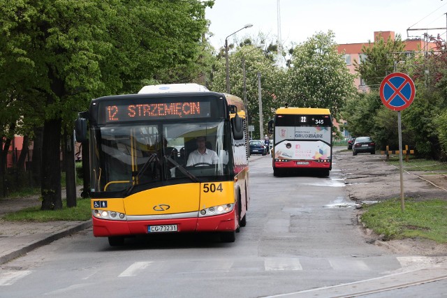 Ulicą Królewską jeżdżą autobusy 15 linii komunikacji miejskiej w Grudziądzu. Teraz będą musiały zmienić swoje trasy