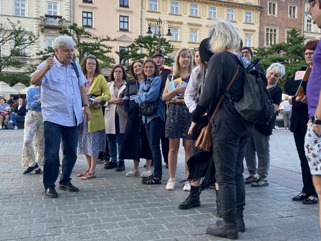 Po spotkaniu pisarz poprowadził krótki spacer po Rynku Głównym, podczas którego opowiadał o dawnym Krakowie.