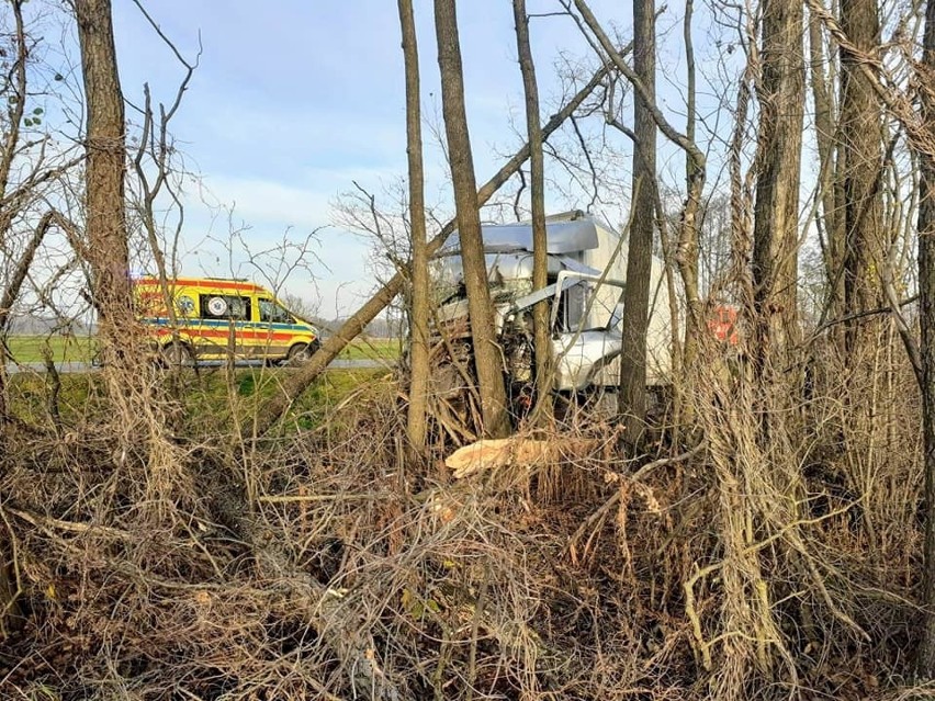 Wypadek w Starym Rogowie (pow. ostrowski). Ciężarówka wypadła z drogi, kierowca trafił do szpitala. 19.11.2020. Zdjęcia