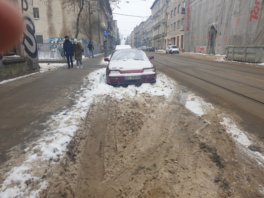 Strefa niczyja, czyli zaśnieżone miejsca płatnego parkowania w Łodzi. Kto powinien to posprzątać?