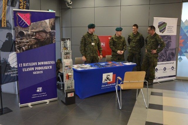 Mobilne Wojskowe Centrum Rekrutacji na dworcu Szczecin Główny.