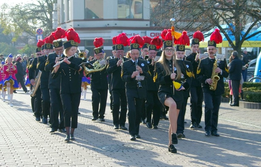 Święto Niepodległości w Tarnobrzegu. Odsłonięto pomnik Józefa Piłsudskiego [ZDJĘCIA]