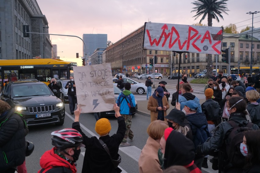 Strajk Kobiet 2020: Blokady ulic, Warszawa sparaliżowana. Kolejny protest przeciwko zakazowi aborcji. Zdjęcia, mapa utrudnień na żywo