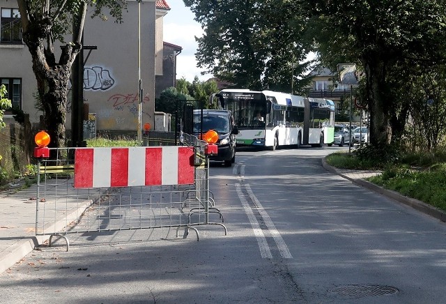 W październiku 2020 r. na Podbórzańskiej wprowadzono ruch wahadłowy w związku z modernizacją i rozbudową systemu ciepłowniczego prowadzoną przez SEC.