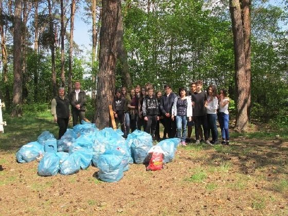 Uczniowie ze szkoły podstawowej w Kozienicach sprzątali las z okazji Dnia Ziemi.
