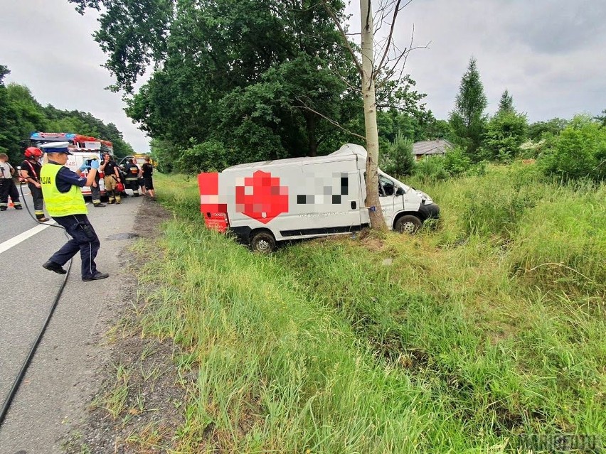 Wypadek w Osowcu. Kierowca kurierskiego busa uderzył w...