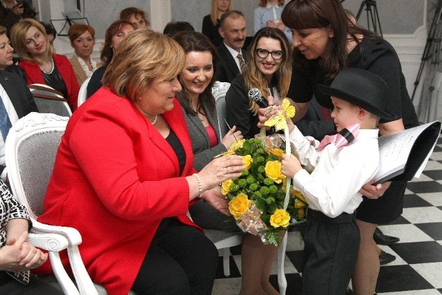 Pani Prezydentowa Anna Komorowska w Kazimierzy Wielkiej otrzymała życzenia i kwiaty od najmłodszych mieszkańców miasta - dzieci z przedszkola Parkowe Skrzaty.