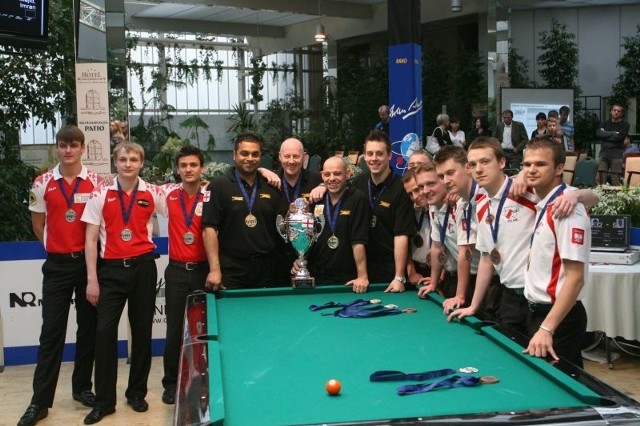 Najlepsze męskie drużyny mistrzostw Europy w pool bilard. Od lewej: srebrna Rosja, złota Anglia i dwie brązowe reprezentacje Polski.