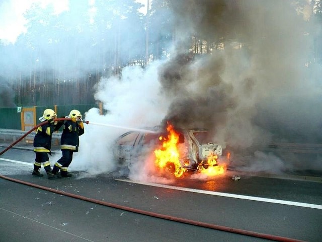 Dziś rano na drodze szybkiego ruchu zapalił się osobowy renault. Kierowca wyszedł z tego bez szwanku, ale samochód doszczętnie spłonął.
