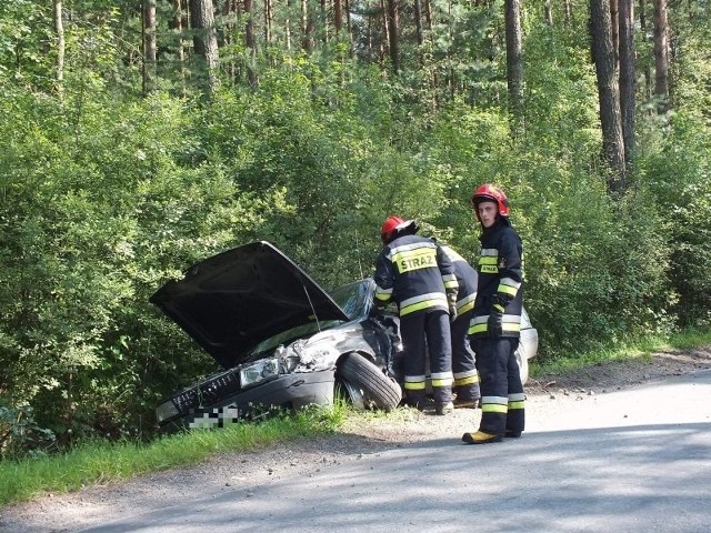 Po drugiej stronie drogi, w odległości kilkudziesięciu metrów zatrzymało się rozbite audi.