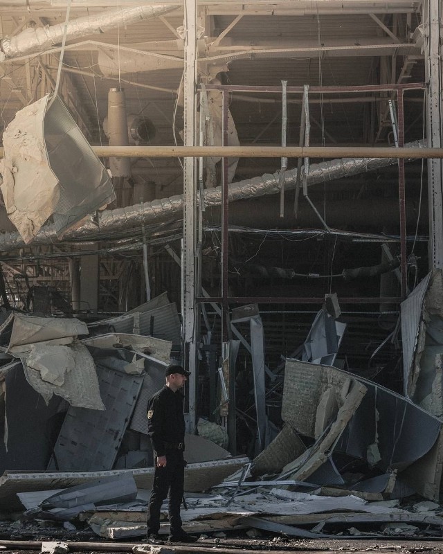 Skutki ostrzału centrum handlowego Riviera w Odessie